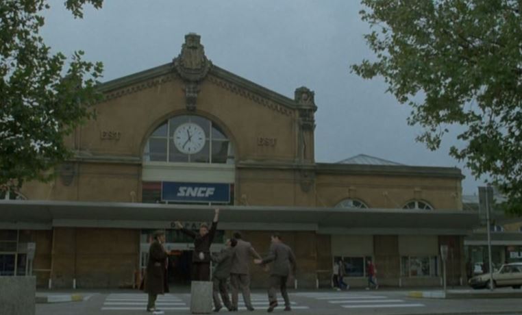 Les malfrats devant la gare SNCF de Nancy. Capture du film.